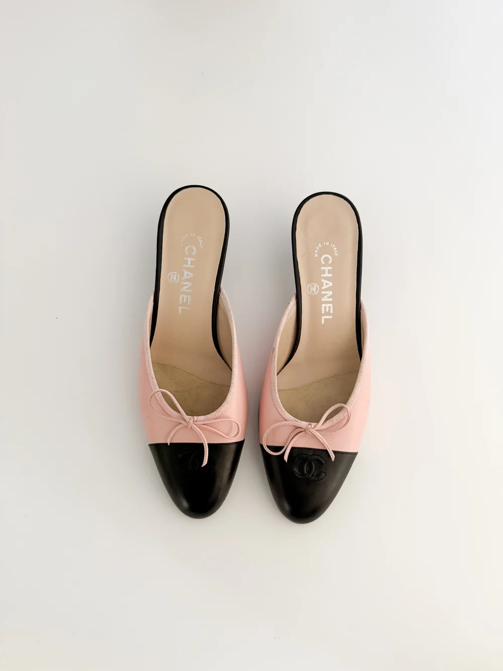 靴 Vintage Chanel CC bow heels 39 1/2 CHANEL LEATHER BOW HEELS 2022 spring summer Collection. Size